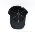 金属バッジを備えた黒い昇華野球帽